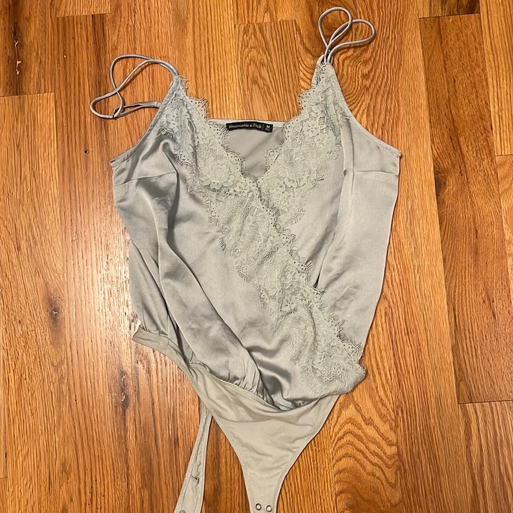 Size M ABERCROMBIE TOP - ONLY WORN ONCE